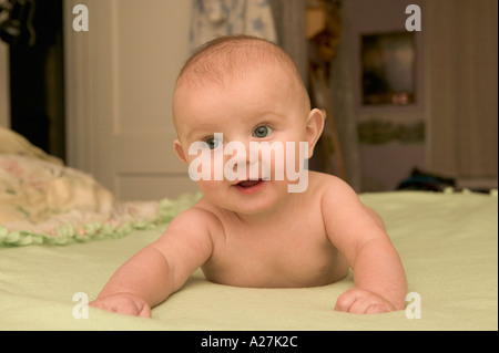 Vier Monate altes Baby Boy lächelnd Stockfoto