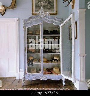 Hut-Sammlung im alten französischen Schrank Stockfoto