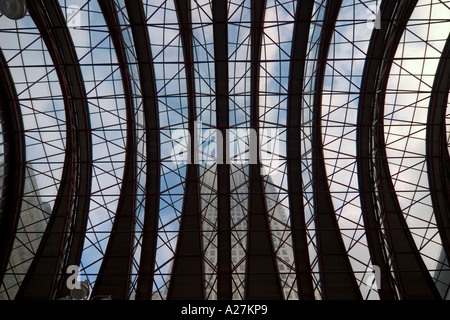 Bürogebäude in der Canary Wharf-Komplex gesehen durch das Dach des Bahnhofs Canary Wharf Stockfoto