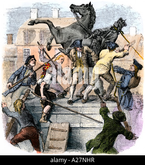 Amerikaner reißt die Statue des englischen Königs George III in New York City zu der Erklärung der Unabhängigkeit 1776 feiern. Hand - farbige Holzschnitt Stockfoto