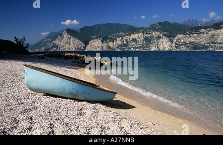 Boot am Rande des Lake Garda, Malcesine, Italien Stockfoto