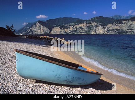 Boot am Rande des Lake Garda, Malcesine, Italien Stockfoto