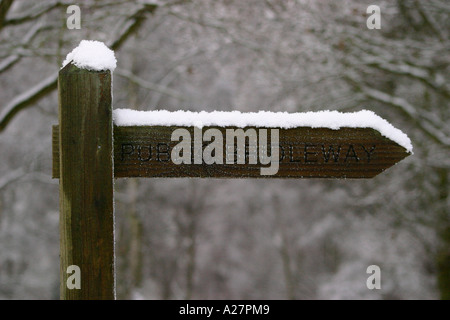 Öffentliche Maultierweg Zeichen mit Schnee bedeckt Stockfoto