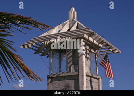 Rettungsschwimmer-Turm mit der amerikanischen Flagge auf dem Strand von Fort Lauderdale Florida USA Stockfoto