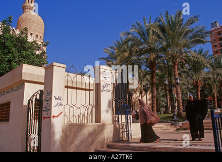 Frauen mit traditioneller Kleidung in den Garten von Abu el Abbas el Mursi Moschee in Alexandria Ägypten Nordafrika Stockfoto