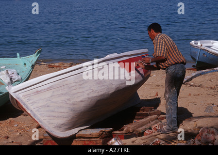 Fischer Malerei sein Boot in Alexandria Ägypten, Nordafrika Stockfoto