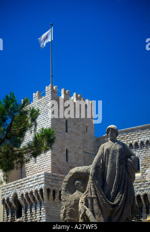 Königspalast von Monaco Palais Princier Statue zu Ehren der Prinz Albert Flagge Stockfoto