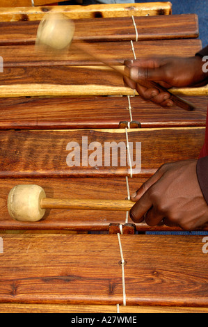 Schwarzafrikaner Hände spielen ein Xylophon Stockfoto