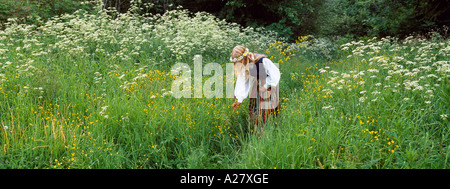 ESTNISCHEN MÄDCHEN SAMMELN BLUMEN AM RAND DES WOOODLAND Stockfoto