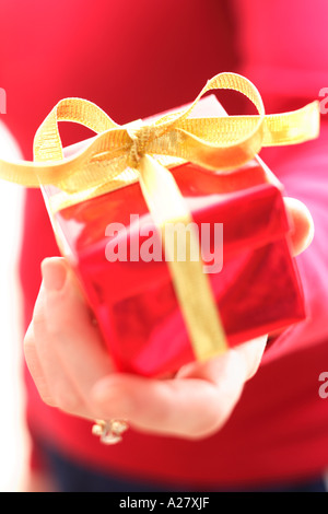 Hand halten Geschenk mit Schleife.  Selektiver Weichzeichner-Effekt. Stockfoto