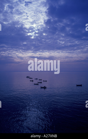 Angelboote/Fischerboote vor Anker in späten Abend Robin Hoods Bay Yorkshire UK Stockfoto