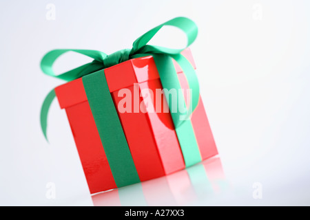 Red Christmas Present mit grünen Band.  Selektiver Weichzeichner-Effekt. Stockfoto