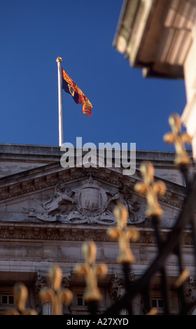 Königliche Standarte überfliegen Buckingham Palace angibt Königin Elizabeth II ist in Residenz, City of Westminster, London, England Stockfoto