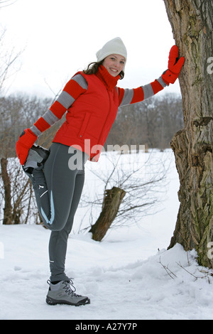 Frau Beim Fitnesstraining Im Winter, Frau Joggen im winter Stockfoto