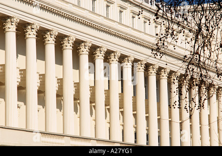 Linie der Creme farbigen Spalten von Carlton House Terrace (John Nash) mit Blick auf The Mall, City of Westminster, London, England Stockfoto