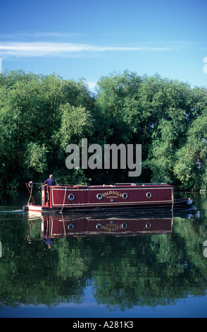 Traditionellen Narrowboat auf Themse über Sonning, Berkshire, England Stockfoto