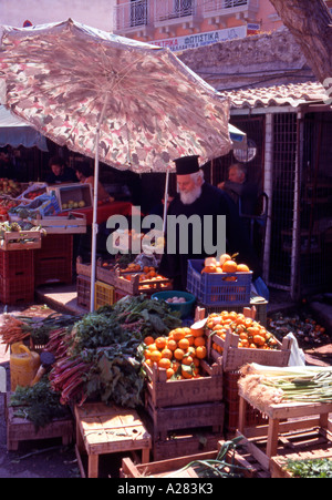 Griechenland Ionischen Inseln Korfu A griechisch orthodoxe Priester in The Old Town Market einkaufen Stockfoto