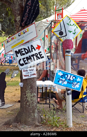 Masse von Hand bemalt skurrile Schilder an der Straßenecke, Woodford Folk Festival, Queensland, Australien. DSC 8002 Stockfoto