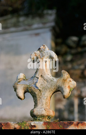 Dekorative top Alter Zaun Geländer im Kirchhof Stockfoto