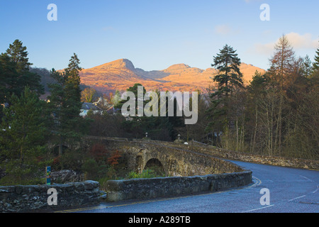Winter-Sonnenuntergang am Wasserfall Dochart bei Killin Perthshire, Schottland, Vereinigtes Königreich Stockfoto