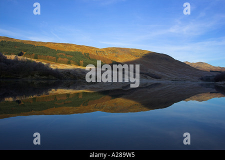 Reflexionen von Frost und Bäume auf Loch Lubhair, Hochland von Schottland, Vereinigtes Königreich Stockfoto