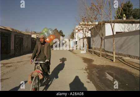 Kabul-Afghanistan-Ballon-Verkäufer sind zurück auf der Straße in post-Taliban Kabul 12 01 Foto: Bikem Ekberzade Stockfoto