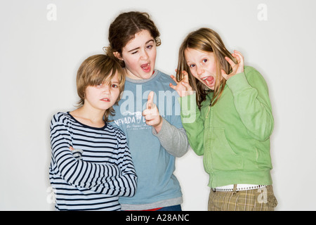 ZWEI JUNGS UND EIN MÄDCHEN, GRIMASSIEREN Stockfoto