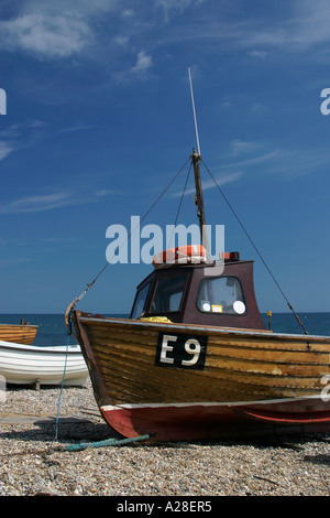 Angelboot/Fischerboot bei Sidmouth Strand Devon gestrandet Stockfoto