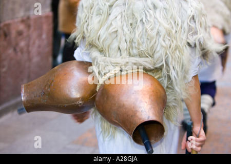 Baskische Männer führen den Joaldunak Volkstanz in traditionellen Kostümen während fest von Santo Tomas Saint Thomas, Bilbao, Spanien Stockfoto