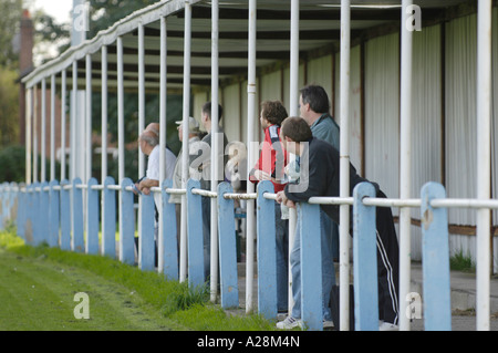 Fußballfans auf Non-League-Spiel Stockfoto