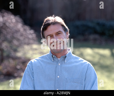 Lächelnder Mann im Garten, Ascot, Berkshire, England, Vereinigtes Königreich Stockfoto