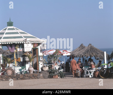 Playa Cucharas Strand Café, Costa Teguise, Lanzarote, Kanarische Inseln, Spanien Stockfoto