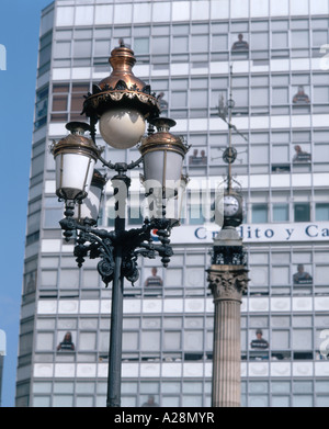 Gaslampe und El Oblesco (Obelisk), Avenida da Marina, A Coruña, Galicien, Spanien Stockfoto
