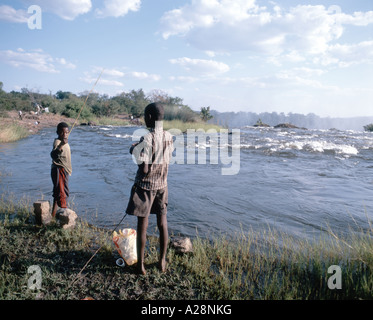 Jungen Fischen an Wasserfällen, Viktoriafälle (Mosi-Oa-Tunya), Livingstone, südliche Provinz, Sambia Stockfoto