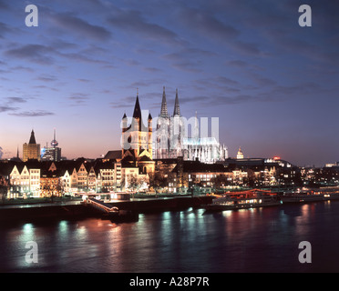 Blick auf die Stadt bei Dämmerung über den Rhein, Köln (Köln), Nordrhein-Westfalen, Bundesrepublik Deutschland Stockfoto