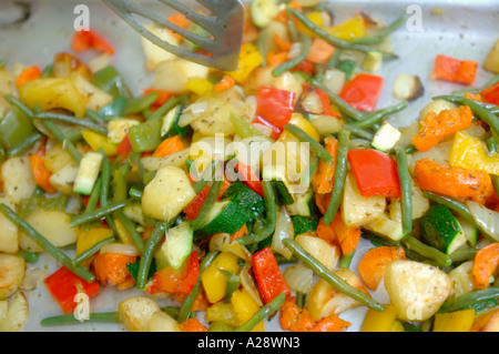 GEMISCHTES GEBRATENES GEMÜSE GEKOCHT WIRD FÜR NEUE GESUNDE SCHULE ABENDESSEN UK Stockfoto