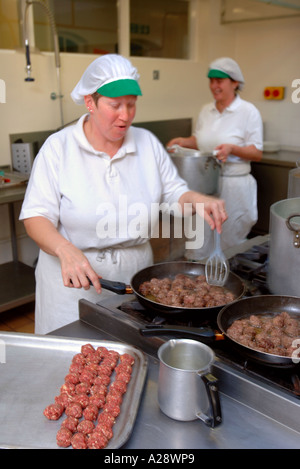 EIN KOCH KOCHEN FRIKADELLEN FÜR NEUE GESUNDE SCHULE ABENDESSEN UK Stockfoto