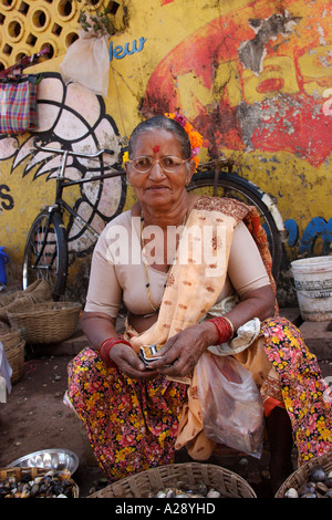 Markt-Händler verkaufen frische Muscheln Mapusa Stadt Goa Indien Stockfoto