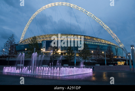 Beleuchtete Ansicht des Wembley-Stadion die nordseitige Stdium in Empire Way entnommen Stockfoto