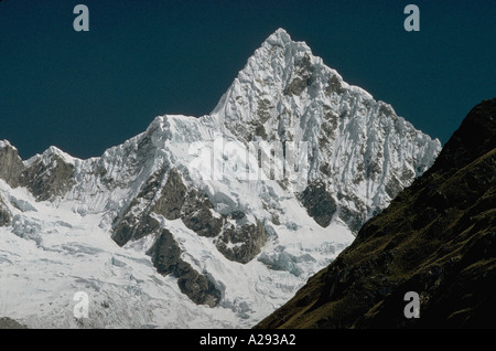 Mount Alpamayo 19 512 Füße in der Bergkette Cordillera Blanca in den peruanischen Anden Ancash-Abteilung Stockfoto