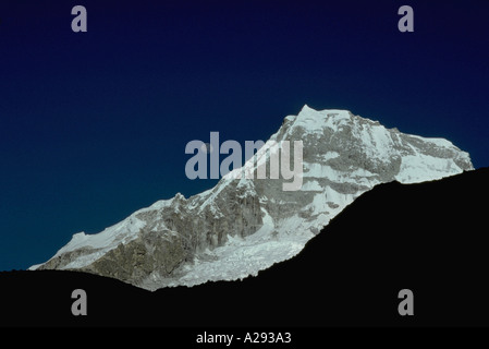 Der Mond geht über Mount Ranrapalca 20 217 Füße in der Bergkette Cordillera Blanca in den peruanischen Anden Ancash-Abteilung Stockfoto