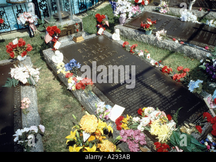 Blumen und kleine Opfergaben auf dem Grab von Elvis Presley in der Meditation Garden an Graceland Memphis Tennessee Stockfoto