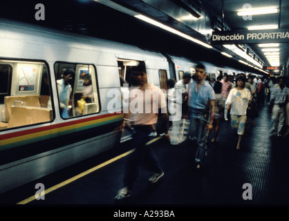 Passagiere bewegen entlang Plattform, wie sie aus den Zug in Caracas Venezuela modernen U-Bahn-system Stockfoto