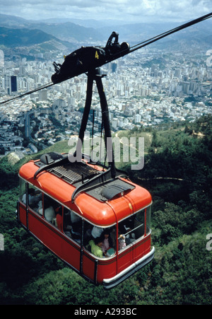 Die Seilbahn Teleferico besteigt Mount Avila Nationalpark mit der Innenstadt von Caracas Venezuela im Hintergrund Stockfoto