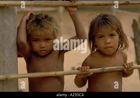 Zwei indischen Yaruro-Kinder schauen durch einen Zaun an der Piedra Azul-Siedlung-Indianer-Reservat in Apure Staat Venezuela Stockfoto