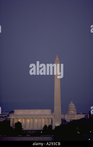 In der Abenddämmerung des Lincoln Memorial, das Washington Monument und das United States Capitol in Washington, D.C. Kuppel, anzeigen Stockfoto