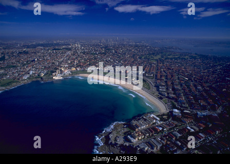 Luftaufnahme von Häusern und Bondi Beach über die Tasmanische See mit Sydney Skyline im Hintergrund Sydney Australia Stockfoto