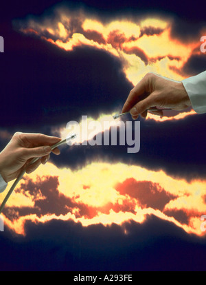 Zwei Männer Hände halten verschiedene Netzwerkverbindungen und treffen gegen dunkle Wolken Stockfoto