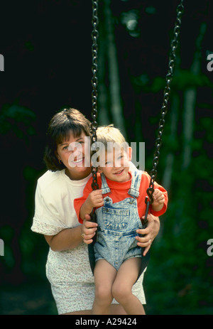 Mutter und Sohn in Gange Stockfoto