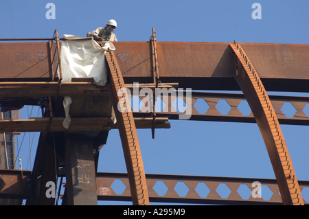 Mann, arbeitet auf einer metallischen Struktur, Konstruktion Stockfoto